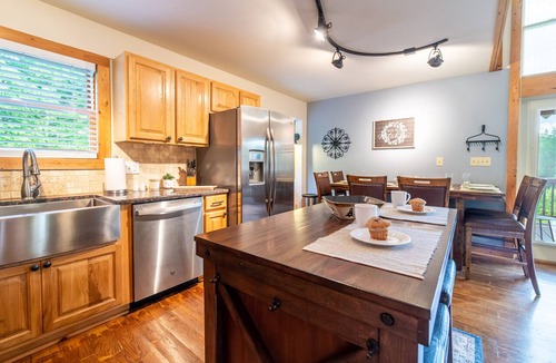 Wears Valley Cabin | Smoky Mountain retreat - theater, game room, hot tub & view near the park!