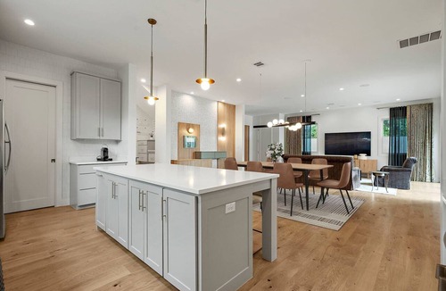 Bouldin House | SoCo Oasis | Pool | Gym | Fire Pit | DT ATX