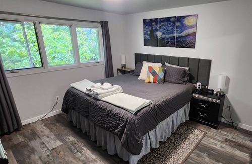 Sand Lake House | South Anchorage getaway, mountain views, sauna on quiet culdesac. New remodel.