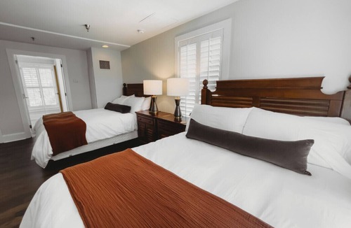 Downtown Hotel | Southern Pines The Jefferson Inn Deluxe 2-Queen Guestroom