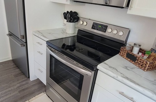 Hamilton Apartment | Spacious 1 BR Carriage House - 2 min walk to Missouri Star