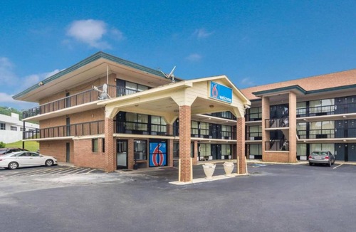 Macon Apartment | Spacious 2 Queen Beds | Smoking