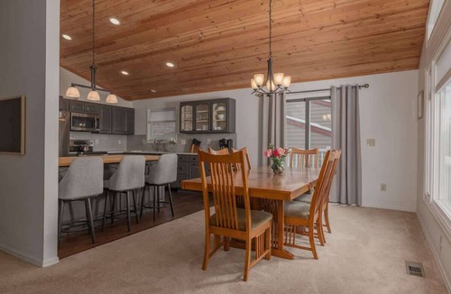 Turnagain House | Spacious 3 Bedroom Home - Sleeps 12