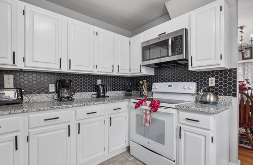 Forest Grove House | Spacious 4-bedroom, 2 bathroom house with WIFI in charming Worcester