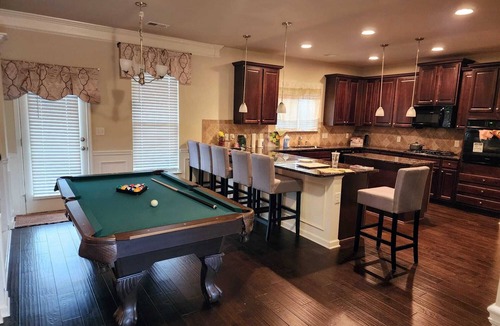 Covington House | Spacious 4-bedroom house with fitness room, WiFi in cool Covington