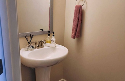 Covington House | Spacious 4-bedroom house with fitness room, WiFi in cool Covington