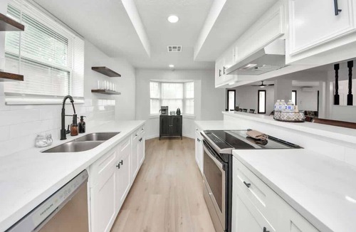 Southbelt/Ellington House | Spacious 4Br - Ksizebed, pet Friendly with game room and patio