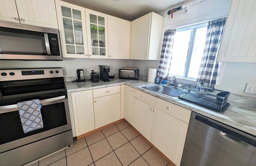 Onset Apartment | Spacious and Bright , Very Close to Beach!