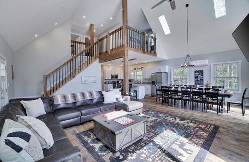 Jim Thorpe Ski Chalet | Spacious Chalet With Community Pool & Lake, Near Charming Town Of Jim Thorpe