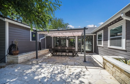 Tarrytown House | Spacious Charmer Sleeps 12 w/heated pool Dtown Austin