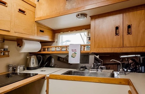 Thompson Square - Bunker Hill Boat Rental | Spacious & Comfy 2BR/2Bath Yacht -Toasty Heat- On Freedom Trail-Walk to Downtown