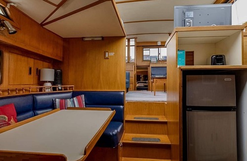 Thompson Square - Bunker Hill Boat Rental | Spacious & Comfy 2BR/2Bath Yacht -Toasty Heat- On Freedom Trail-Walk to Downtown