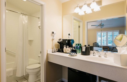South Rehoboth Hotel | Spacious Double Queen Room | Sitting Area & Wi-Fi