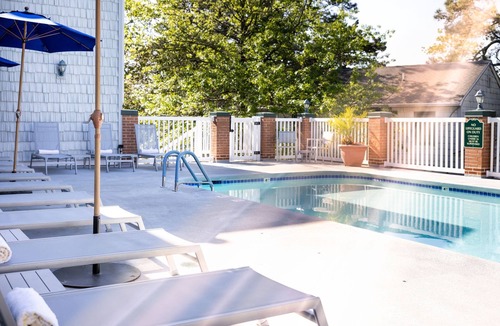 South Rehoboth Hotel | Spacious Double Queen Room | Sitting Area & Wi-Fi