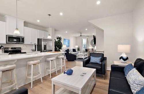 Bayside House | Spacious home with WIFI and amenities center just steps away from the bay.