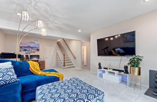 Gladstone House | Spacious Kansas City Townhome with 2 Living Rooms Near Downtown and MCI Airport