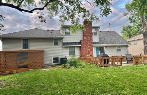 Gladstone House | Spacious KC Retreat : 4BR Sleeps 8 - 15 min from Airport - 20 min from Arrowhead