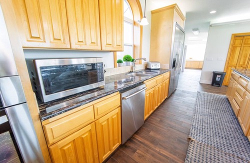 Salamatof House | Spacious Lake Vista Grand Villa - 7BR, Hot Tub, Sauna, WiFi, Spa, Fire Pit