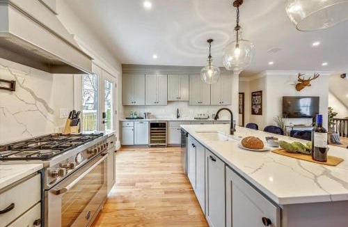 Upham's Corner House | Spacious New Renovation Near T