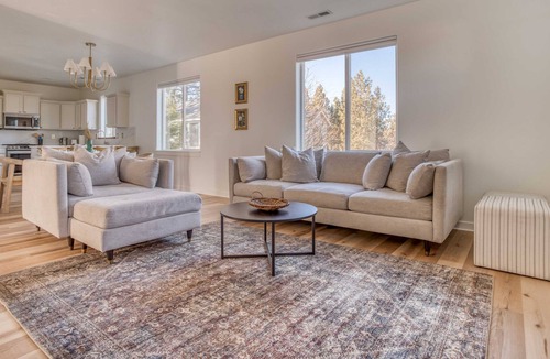 Southwest Bend House | Spacious, Pet Friendly Mountain Home, Close to Deschutes River and the Slopes