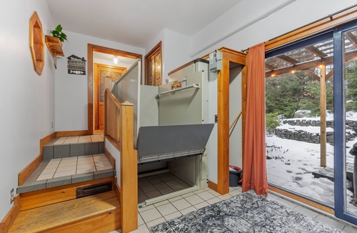 Orange House | Spacious Pet Friendly Waterfront w/Hot Tub & Yogo Studio-Sleeps 12!