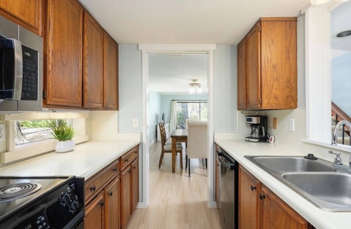 Shipyard Plantation Condo | Spacious villa. Walk to beach! Desk w/monitor for remote work. Golf course view.