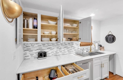 Spartanburg House | Spacious yard near DT+garden