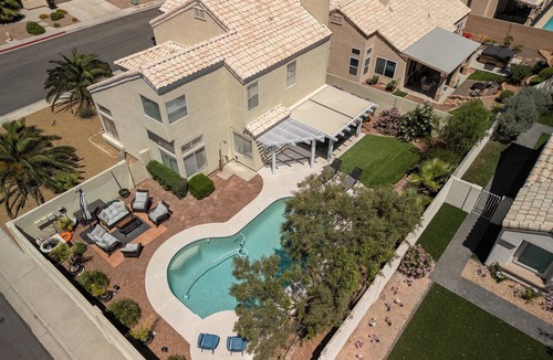 Green Valley House | SPLASH into FUN! PRIVATE Yard,Htd POOL FIre Pit, BBQ, PET OK 10 Min to Strip