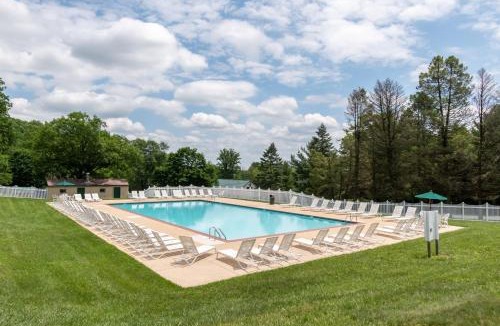 New Holland Resort | Spring Gulch Lakefront Park Model 5