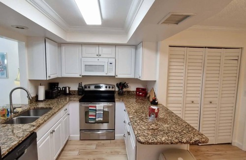 Sarasota Villa | SPRING SPECIAL! 2/2 BEAUTIFUL VILLA! 2 BR, 2 BA, Heated pool and Jacuzzi! WiFi
