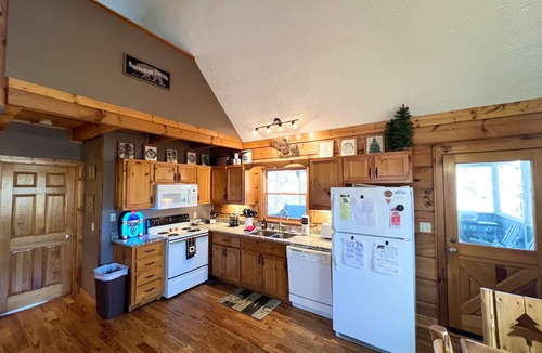Sevierville Cabin | Spring specials 6 miles from Dollywood🎢 HotTub wooded setting 5⭐️ reviews