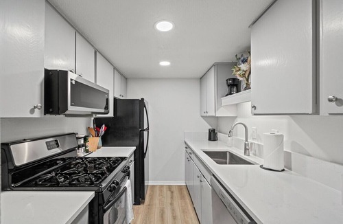 Museum District Condo | Stay on Lavaca | Walk to Capitol, UT, Moody Center & Live Music | Garage Parking