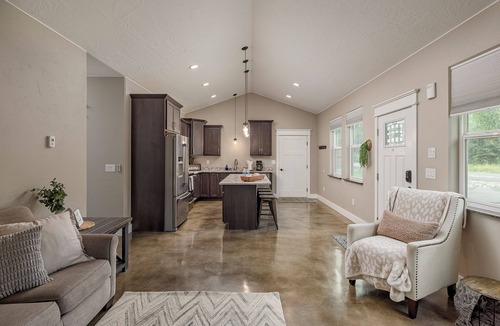 Wasilla Cottage | Stoneridge Place Cottage #2 - Vacation or Executive Retreat 2BR 2BA Garage!
