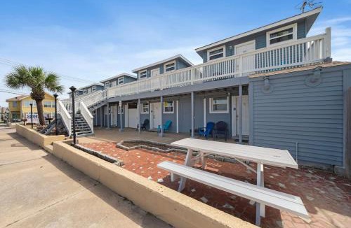 San Jacinto Apartment | Studio condo near downtown and cruise terminal, across from the Seawall