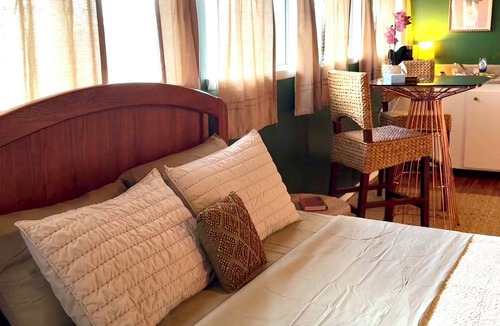 Turners House | Studio with incredible view minutes from the mall!