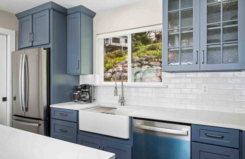 Cloverdale House | Stunning Panoramic Ocean Front Views, Single Level, Open Floor Plan, BBQ, Large Deck, Walk to Beach