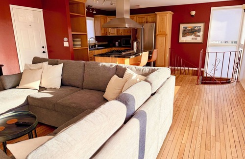 Hillside East House | Stunning panoramic views on private wooded 1/2 acre 15 mins to downtown/airport