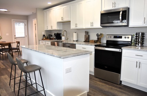 Newark House | Stylish Modern Ranch in Newark - Chef’s Kitchen, Fiber WiFi, Pet-Friendly!