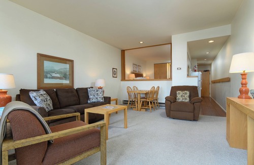 Warren Condo | Sugarbush Getaway – Comfortable Studio with Balcony & Value