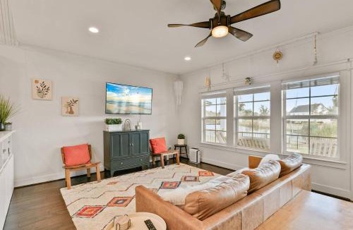 Dickinson House | Sun and Lake