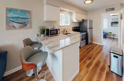 Caine Woods Condo | Sunny condo 2 blocks from beach with fast WiFi & W/D - dog-friendly