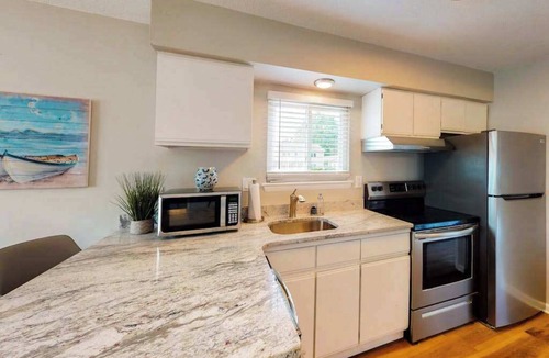 Caine Woods Condo | Sunny condo 2 blocks from beach with fast WiFi & W/D - dog-friendly