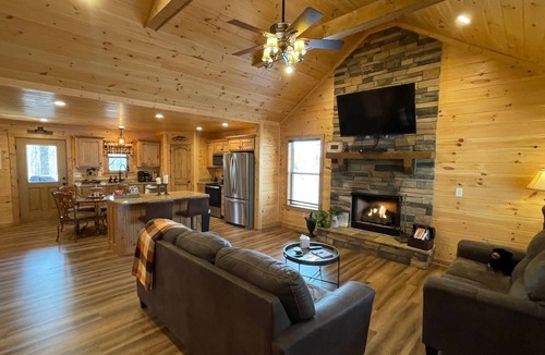 Ellijay Cabin | Sunset View Cabin - Private Hot Tub - Pet Friendly - Fire Pit - Resort Amenities