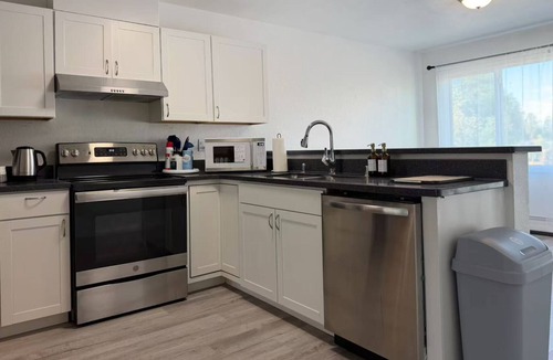 Turnagain House | Superb 3-bedroom 3 Full bath townhome 5 mins to Airport