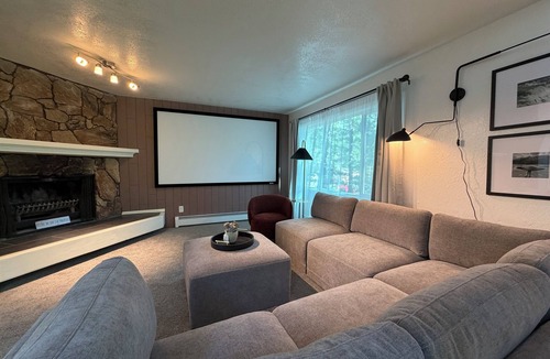 Turnagain House | Superb 3-bedroom 3 Full bath townhome 5 mins to Airport