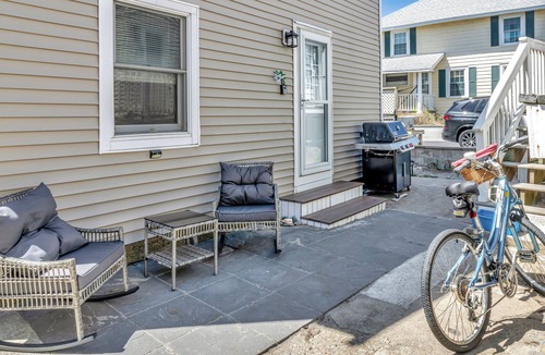 Kenberma House | Sur la Sand is STEPS from the ocean! renovated, clean, Wifi, and pet friendly!