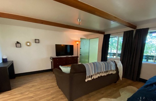 Midtown Anchorage Apartment | Sweet studio apartment with easy access to restaurants and highway