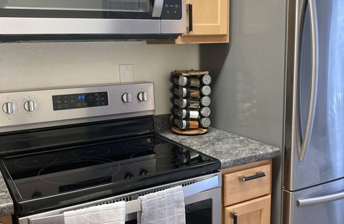 Fairview Apartment | The Alpenglow Loft - 1 Bed/1Bath- Radiant Charmer