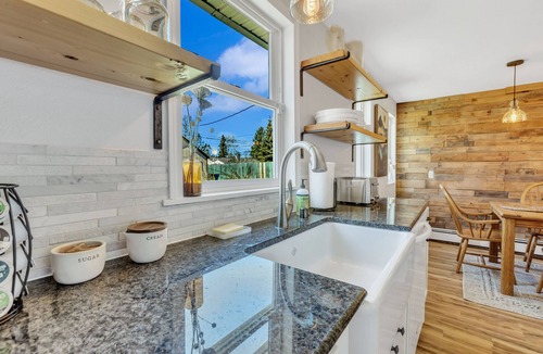 Airport Heights Community Council House | The Anchorage: 3bedroom, 4 bed, 1 bath house in Airport Heights.