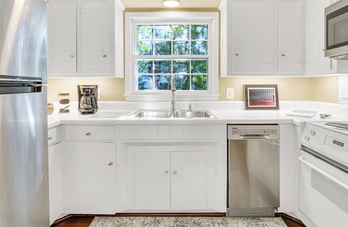 Drayton House | The Artist's Bungalow Cozy 2-bedroom house surrounded by woods in Spartanburg